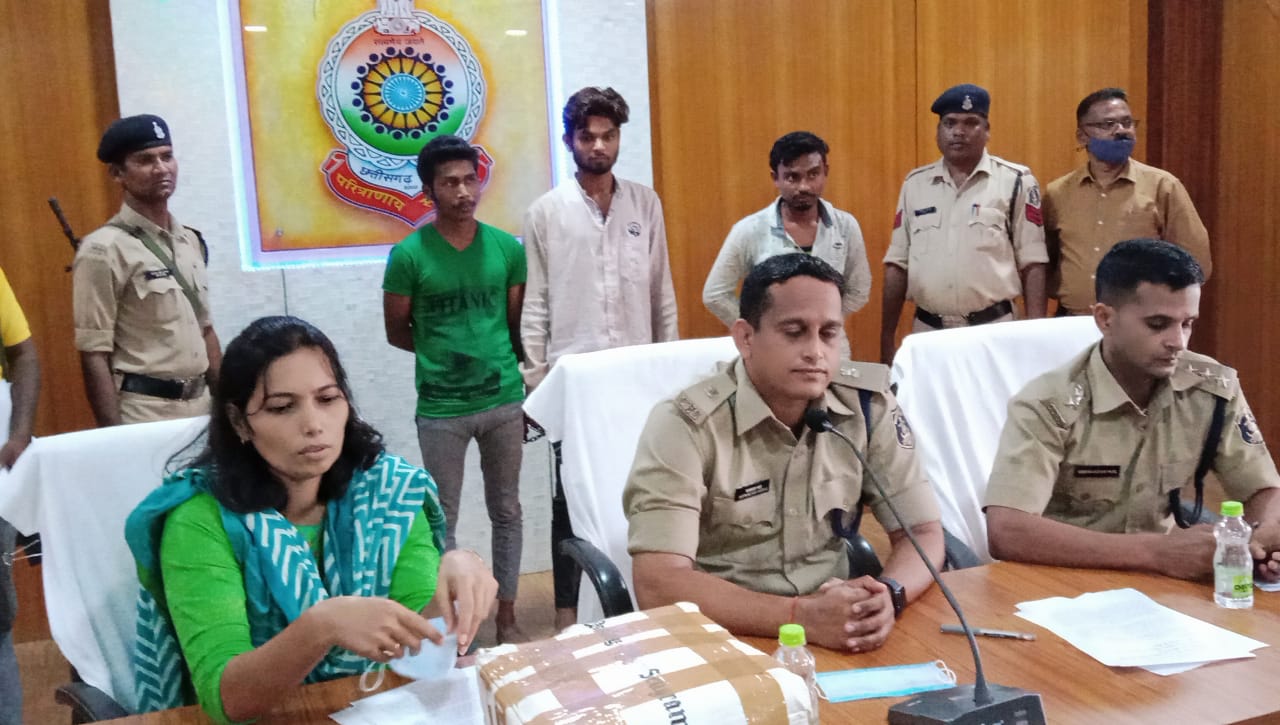 शराब दुकान में डकैती के तीन आरोपी पकड़ाए शराब दुकान में डकैती के तीन आरोपी पकड़ाए