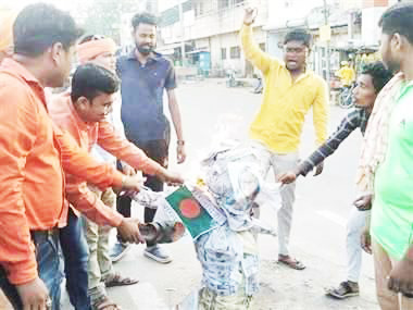 बांग्लादेश की प्रधानमंत्री का फूंका पुतला बांग्लादेश की प्रधानमंत्री का फूंका पुतला