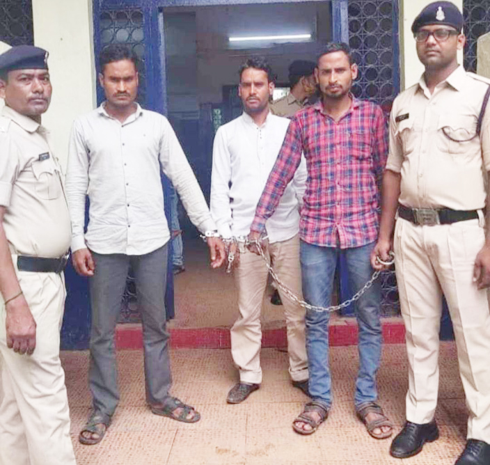 घर में घुसकर मारपीट, 3 गिरफ्तार