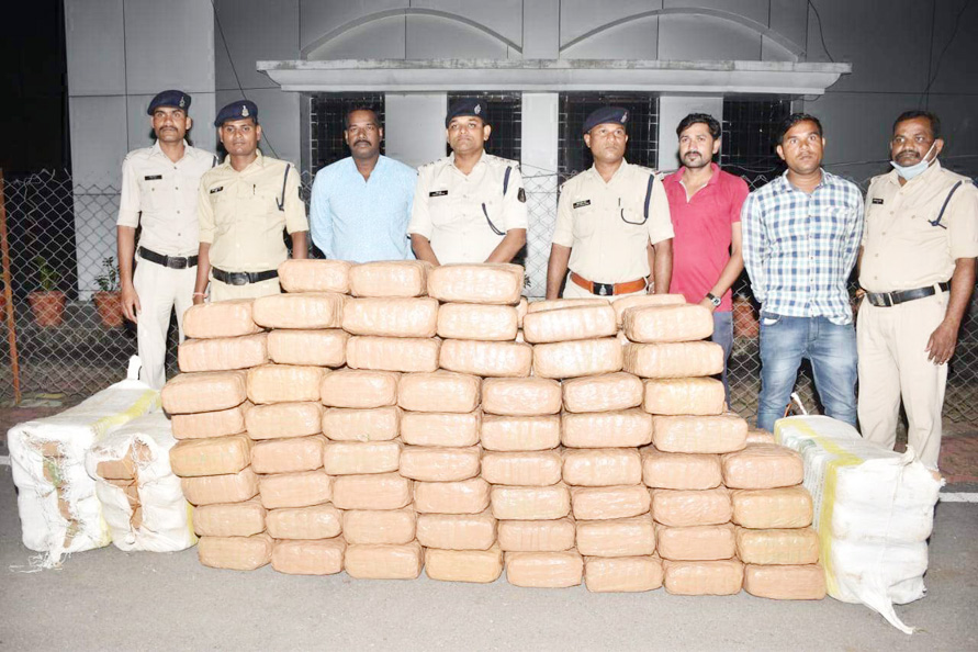  50 लाख का गांजा समेत वाहन जब्त, तस्कर फरार