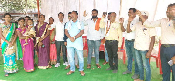 बीईओ-एबीईओ को हटाने जनप्रतिनिधियों का बेमुद्दत धरना-प्रदर्शन