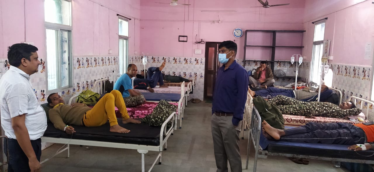 दूषित भोजन के शिकार जवानों के बेहतर उपचार के लिए कलेक्टर ने दिए निर्देश