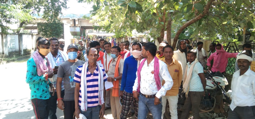 फसल बीमा से वंचित ग्रामीण पहुंचे कलेक्टोरेट