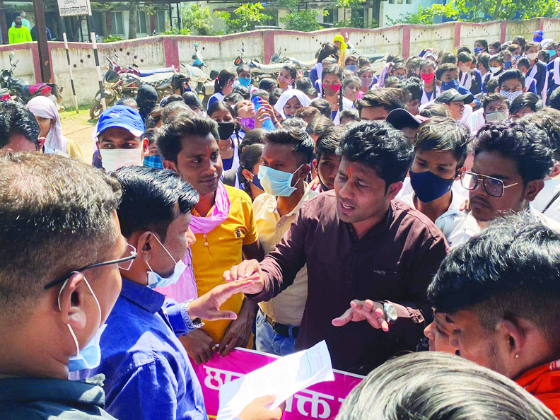 छजकां ने विद्यार्थियों के साथ एसडीएम कार्यालय घेरा छजकां ने विद्यार्थियों के साथ एसडीएम कार्यालय घेरा