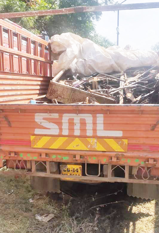 तीन ट्रक कबाड़ जब्त, चार बंदी