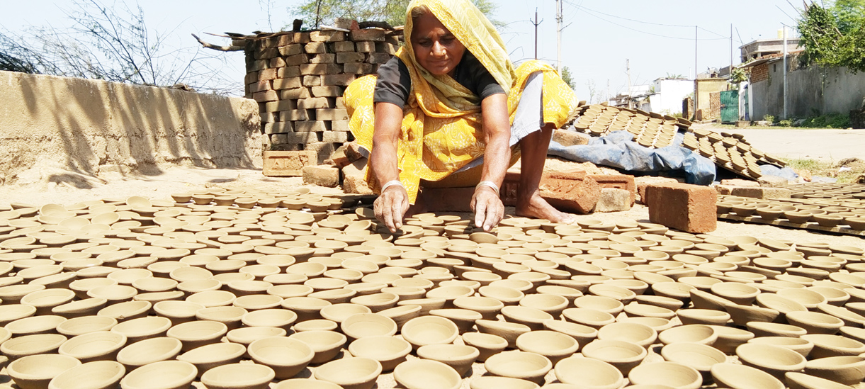 दूसरों के घरों को रौशनी देने वाले कुंभकारों के जीवन में अब भी अंधेरा