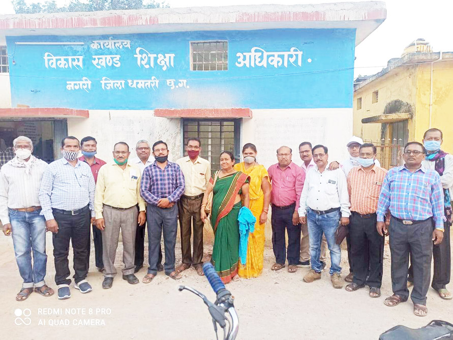 समस्याओं को लेकर बीईओ से मिले शिक्षक