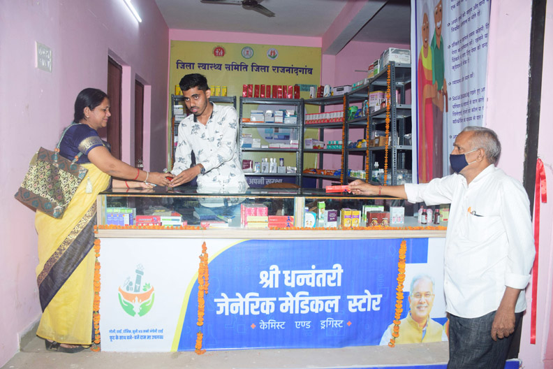 शहर में धनवंतरी मेडिकल स्टोर्स की बढ़ रही लोकप्रियता