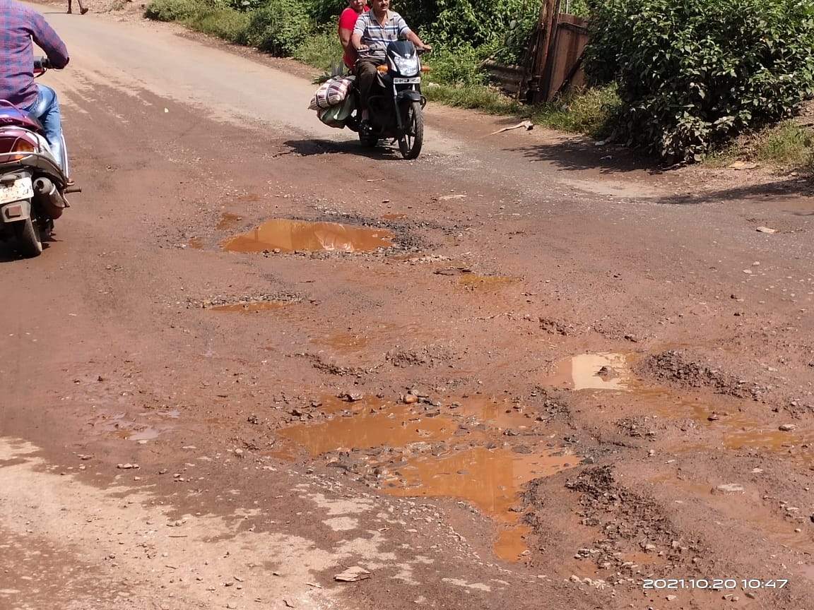 नाली पर स्लैब नहीं होने से हो रहे हैं हादसे, शिकायत होने पर भी सुधार नहीं