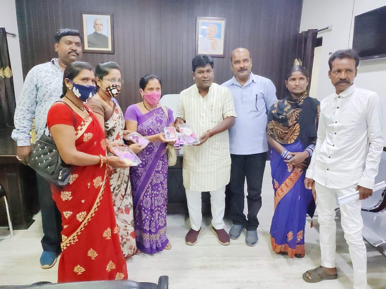 महिला समूह को आत्मनिर्भर बनाने हैण्डमेड वस्तुओं के लिए लोगों को प्रेरित करें-नपाध्यक्ष महिला समूह को आत्मनिर्भर बनाने हैण्डमेड वस्तुओं के लिए लोगों को प्रेरित करें-नपाध्यक्ष