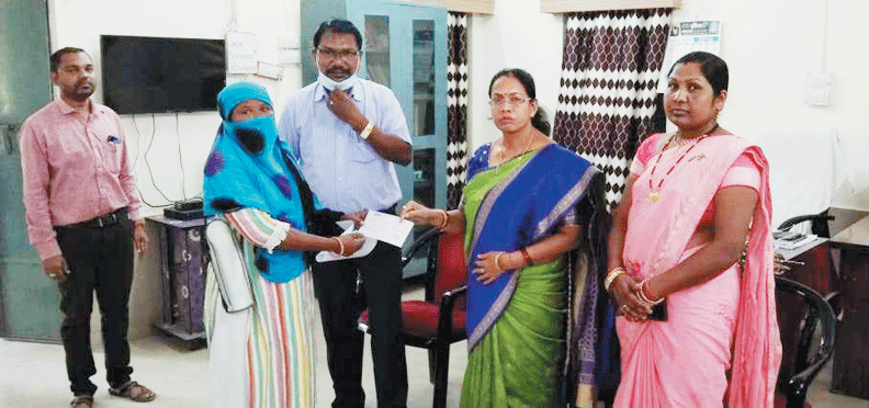 कोरोना से मौत, परिजनों को चेक वितरण