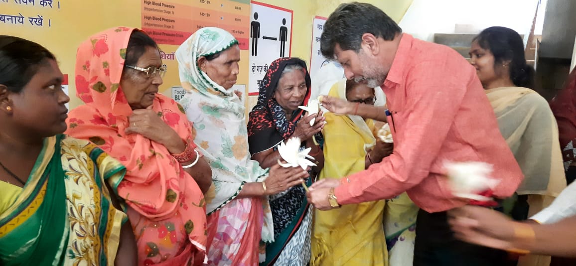 100 करोड़ टीकाकरण होने पर कोरोना वॉरियर्स का भाजपा ने किया सम्मान 100 करोड़ टीकाकरण होने पर कोरोना वॉरियर्स का भाजपा ने किया सम्मान
