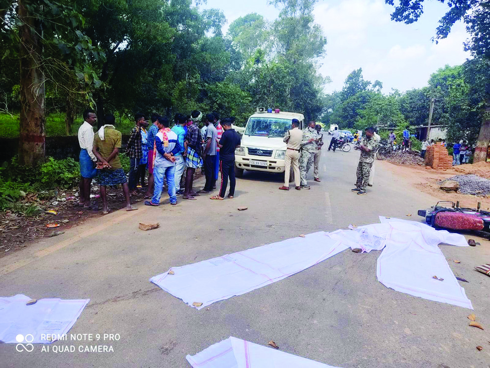 ट्रक तले बाइक सवार महिला की मौत, 2 जख्मी ट्रक तले बाइक सवार महिला की मौत, 2 जख्मी