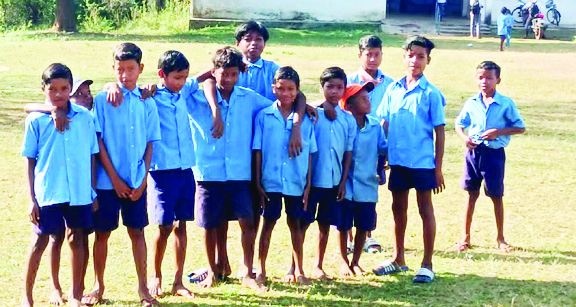 स्कूल में 12 बजे पहुंचते हैं शिक्षक, बच्चे और अभिभावक परेशान स्कूल में 12 बजे पहुंचते हैं शिक्षक, बच्चे और अभिभावक परेशान