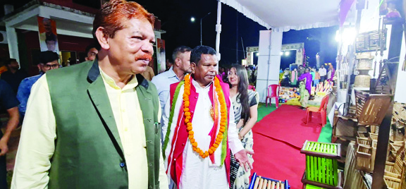  प्रभारी मंत्री पहुंचे कोंडानार हस्तशिल्प महोत्सव में