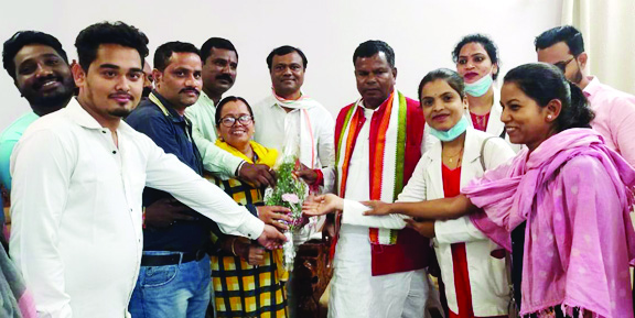 वेतन विसंगति को ले आबकारी मंत्री से मिले डीएमएफटी कर्मी वेतन विसंगति को ले आबकारी मंत्री से मिले डीएमएफटी कर्मी