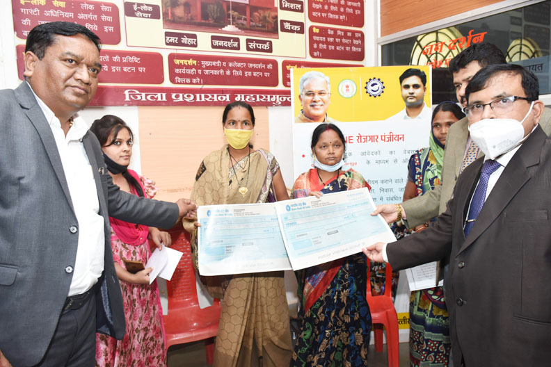 ई-मेगा सर्विस कैम्प से साढ़े 3 हजार लाभांवित ई-मेगा सर्विस कैम्प से साढ़े 3 हजार लाभांवित