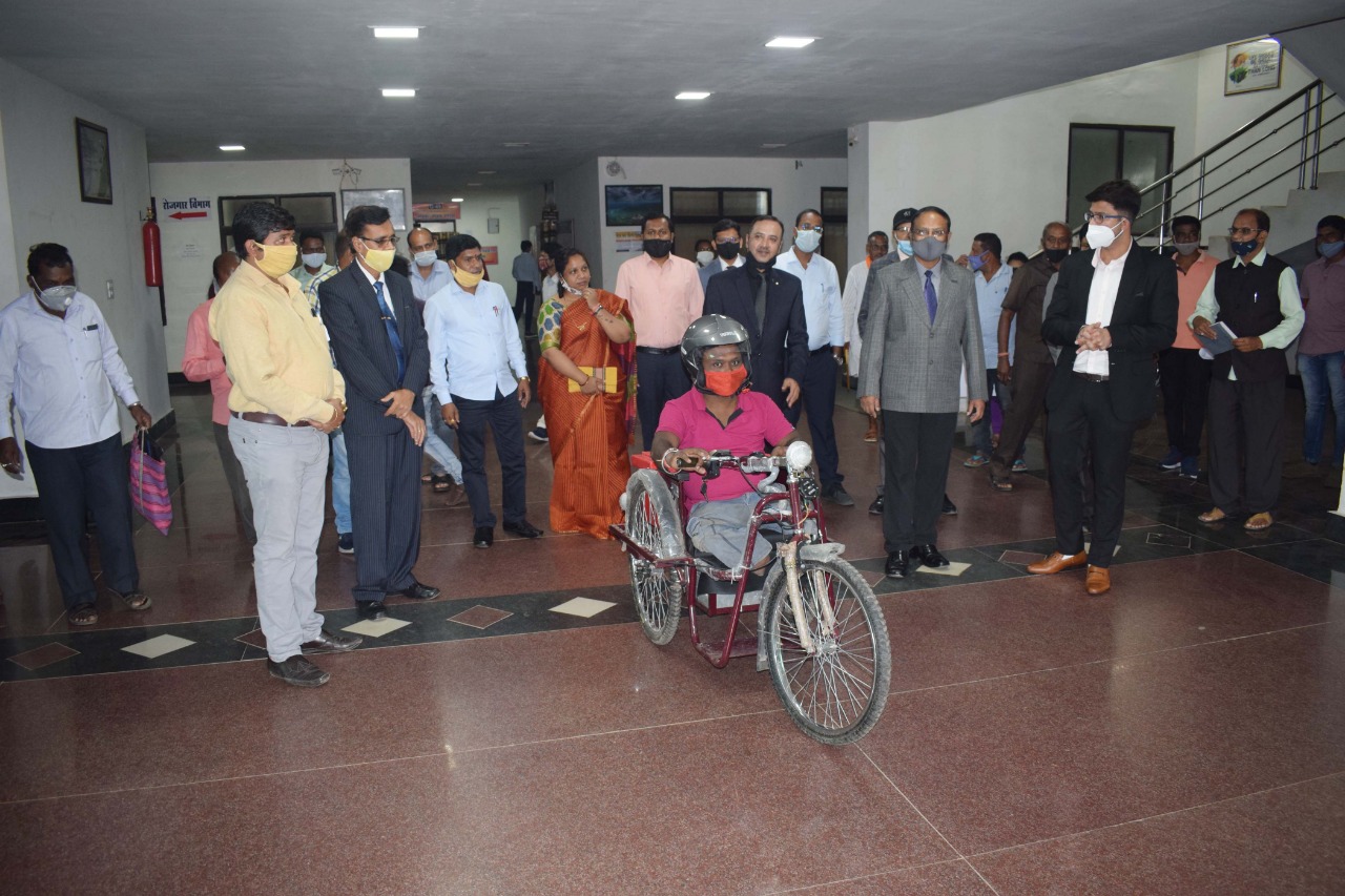 दिव्यांंग को दी ट्राईसायकल