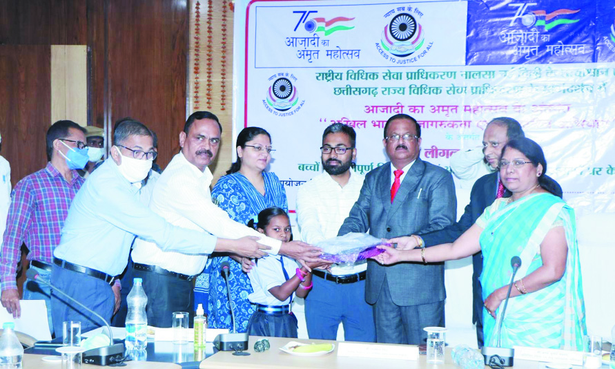 मेगा लीगल सर्विस कैम्प में शासकीय योजनाओं के हितग्राहियों को किया लाभांवित