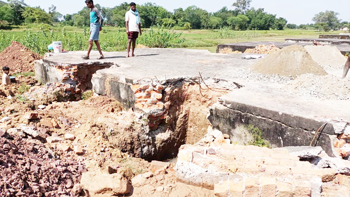 किरारी धान खरीदी केंद्र में चबूतरा को तोडक़र गोदाम भवन बनाने का ग्रामीणों ने किया विरोध किरारी धान खरीदी केंद्र में चबूतरा को तोडक़र गोदाम भवन बनाने का ग्रामीणों ने किया विरोध