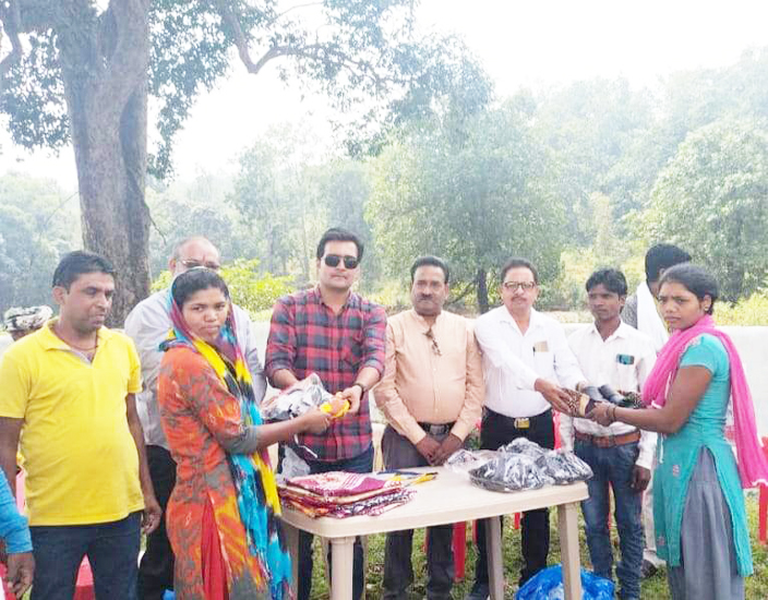 हेल्पिंग हैंड ने बैगा आदिवासियों को बांटी चप्पल, चादर-साड़ी हेल्पिंग हैंड ने बैगा आदिवासियों को बांटी चप्पल, चादर-साड़ी
