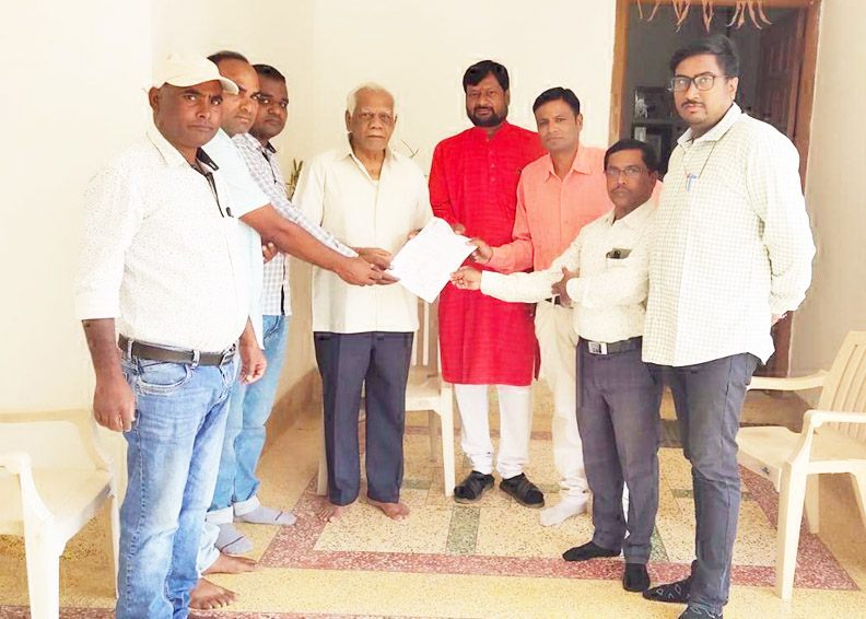 वेतन विसंगति दूर करने संयुक्त शिक्षक संघ ने पत्थलगांव विधायक को सौंपा ज्ञापन