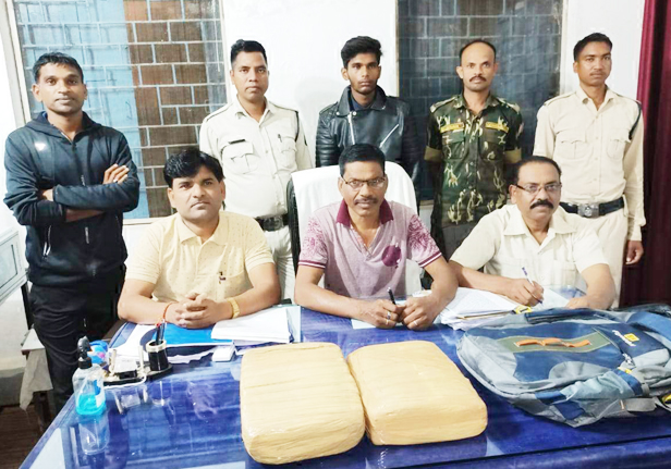अंतरराज्यीय गांजा तस्कर गिरफ्तार अंतरराज्यीय गांजा तस्कर गिरफ्तार