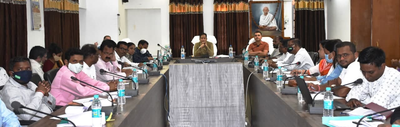 ग्रामीण अर्थव्यवस्था को और अधिक मजबूत बनाने गौठानों में आर्थिक गतिविधियों का करें विस्तार-कलेक्टर ग्रामीण अर्थव्यवस्था को और अधिक मजबूत बनाने गौठानों में आर्थिक गतिविधियों का करें विस्तार-कलेक्टर