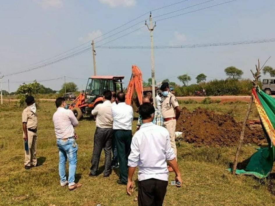 सर्प दंश से मौत के बाद बिना पीएम दफनाए बच्चों के शव निकलवाए, चीर-फाड़ नहीं चाहते थे परिजन सर्प दंश से मौत के बाद बिना पीएम दफनाए बच्चों के शव निकलवाए, चीर-फाड़ नहीं चाहते थे परिजन
