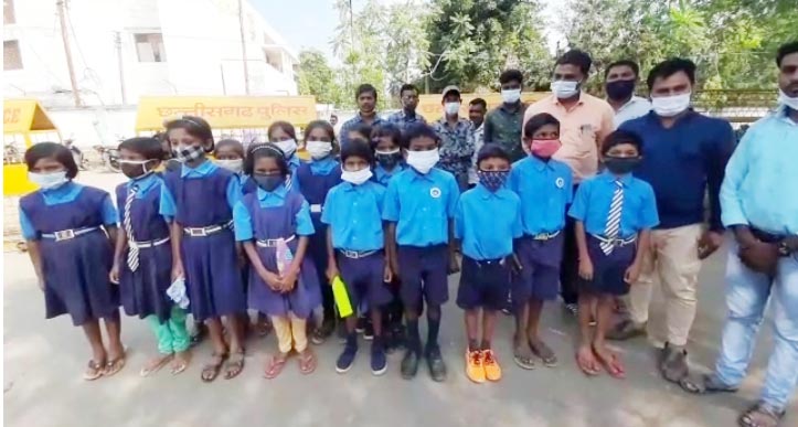 प्राथमिक स्कूल भवन की मांग लेकर बच्चों ने लगाई गुहार प्राथमिक स्कूल भवन की मांग लेकर बच्चों ने लगाई गुहार