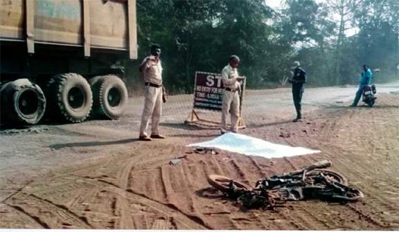 ट्रेलर की चपेट में बाइक सवार की मौत, एक घायल