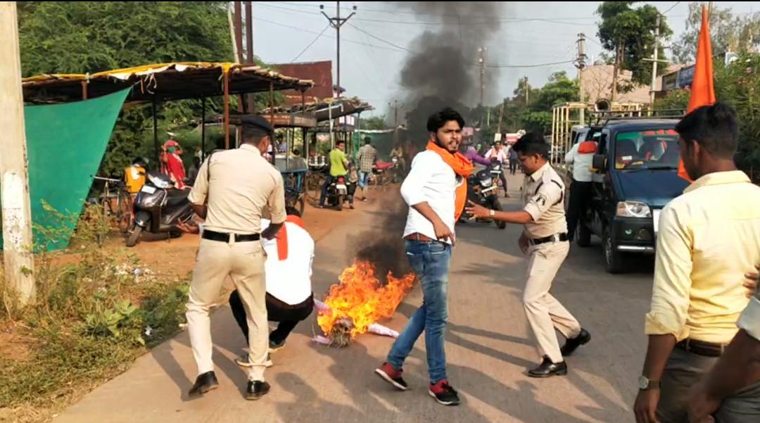 पेट्रोल-डीजल की बढ़ते कीमतों के विरोध में शिवसेना ने फूंका पुतला