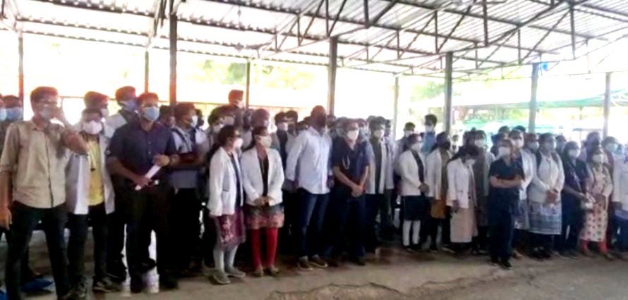 सिम्स में जूनियर डॉक्टर को सीनियर ने जड़ा तमाचा, विरोध में काम बंद, डीन के समझाने पर लौटे