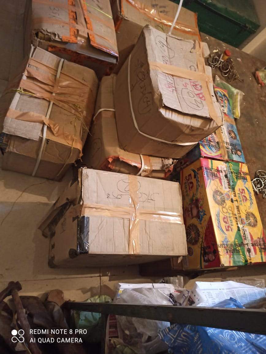 अवैध पटाखा बेचने वाले दो पर कार्रवाई