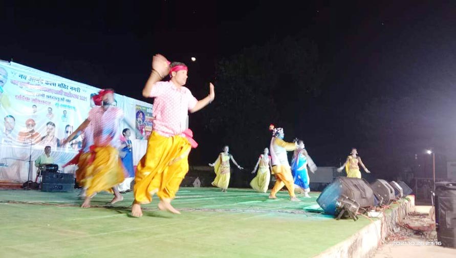 संजय सुरीला के हाय रे सरगुजा नाचे गीत पर झूमे दर्शक