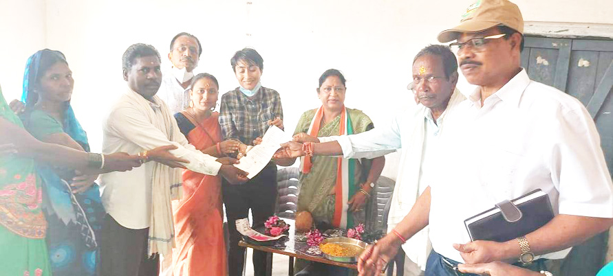 सिहावा विधायक ने बांटे वन अधिकार पत्र