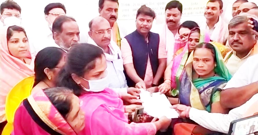 ग्रामीण खुदकुशी, भाजपा ने की एक करोड़ मुआवजा की मांग ग्रामीण खुदकुशी, भाजपा ने की एक करोड़ मुआवजा की मांग