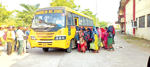 अंतागढ़ से पैदल आए आदिवासियों को बस से भेजा