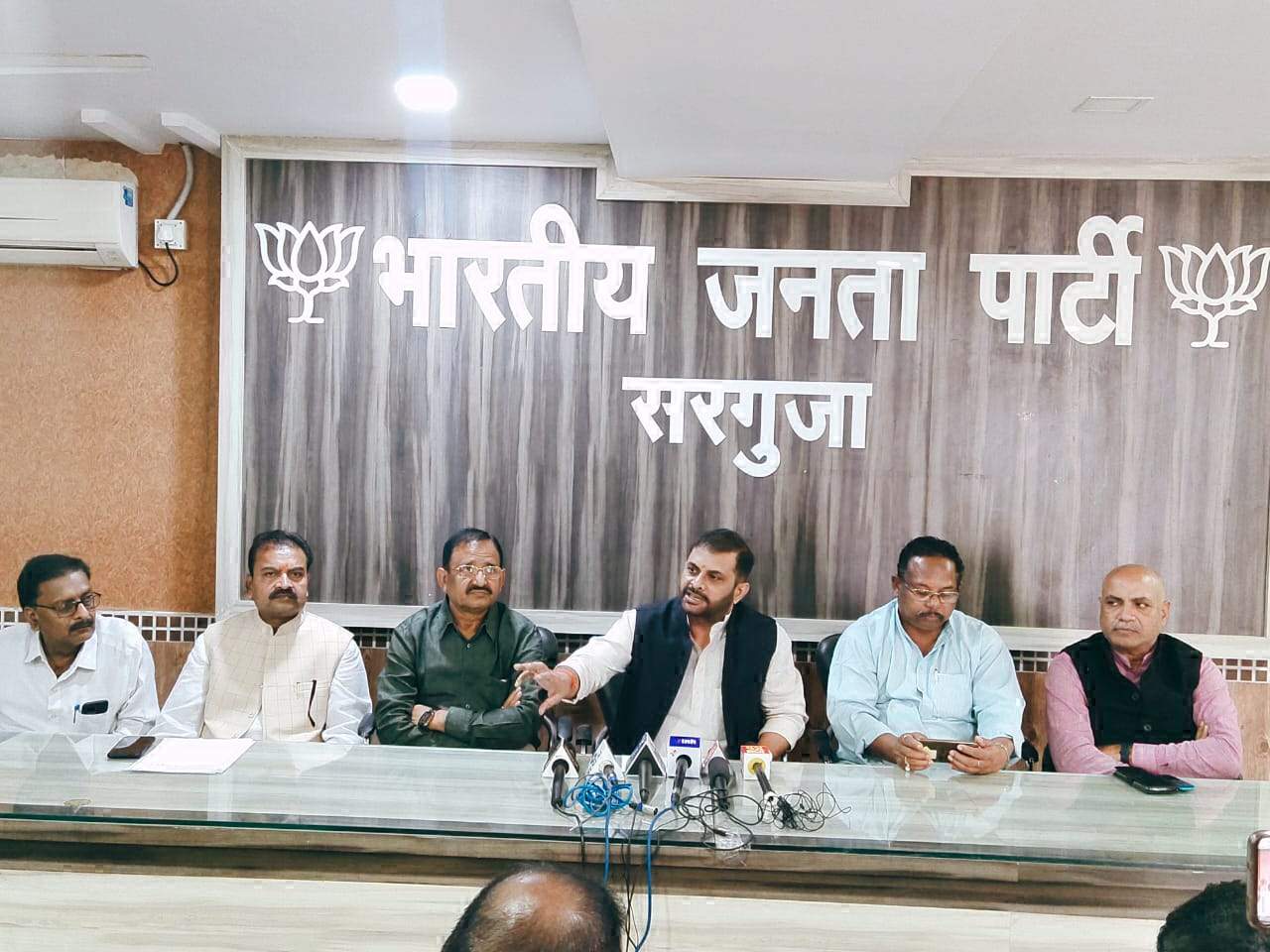 देर से धान खरीदी करने जैसी स्थिति में सरकार ने किसानों को बिचौलियों के हवाले कर दिया-अखिलेश