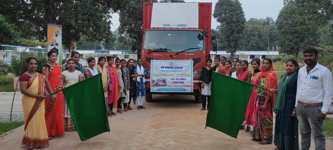 डेनेक्स बारसूर से 2.40 करोड़ के कपड़े रवाना