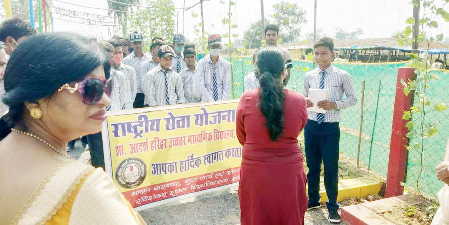 विद्यार्थियों ने किया नवागांव आदर्श गोठान का अवलोकन विद्यार्थियों ने किया नवागांव आदर्श गोठान का अवलोकन