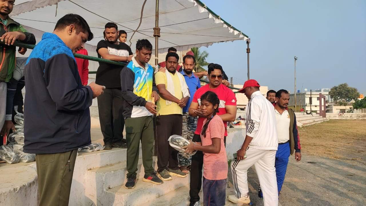 शांति फाउंडेशन व ऑल मुस्लिम वेलफेयर ने बांटे जूते