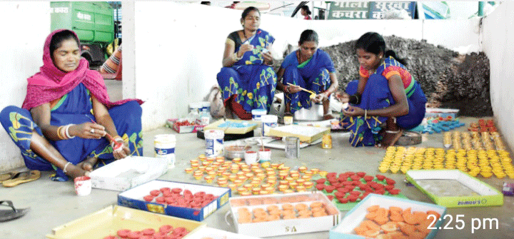 दिवाली पर गोबर के दीयों से घर होंगे रोशन, दीये समेत गमला और खाद बना रही हैं समूह की महिलाएं