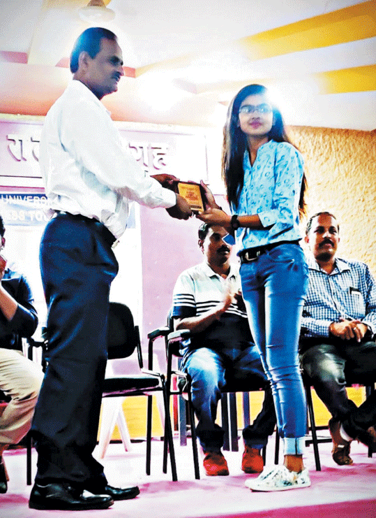 सारंगढ़ की बेटी भावना ने फिजिकल कॉलेज में किया टॉप