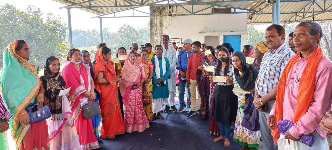 स्वेच्छानुदान मद से 25 गांवों के 37 को 3.40 लाख का चेक