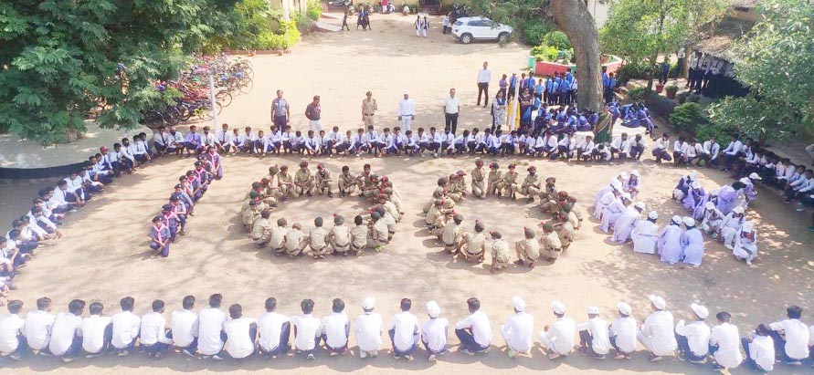 100 करोड़ टीकाकरण पूर्ण होने पर मानव श्रृंखला बनाकर दी बधाई 100 करोड़ टीकाकरण पूर्ण होने पर मानव श्रृंखला बनाकर दी बधाई