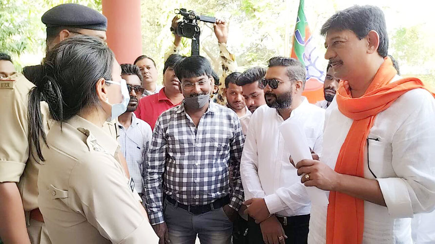 आबकारी दफ्तर में मारपीट के मामले में भाजपाइयों का प्रदर्शन जारी, थाना घेरा आबकारी दफ्तर में मारपीट के मामले में भाजपाइयों का प्रदर्शन जारी, थाना घेरा