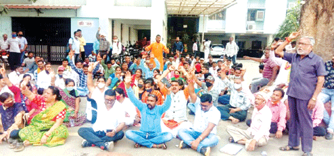 दैवेभो कर्मचारियों ने पीडब्ल्यूडी दफ्तर घेरा