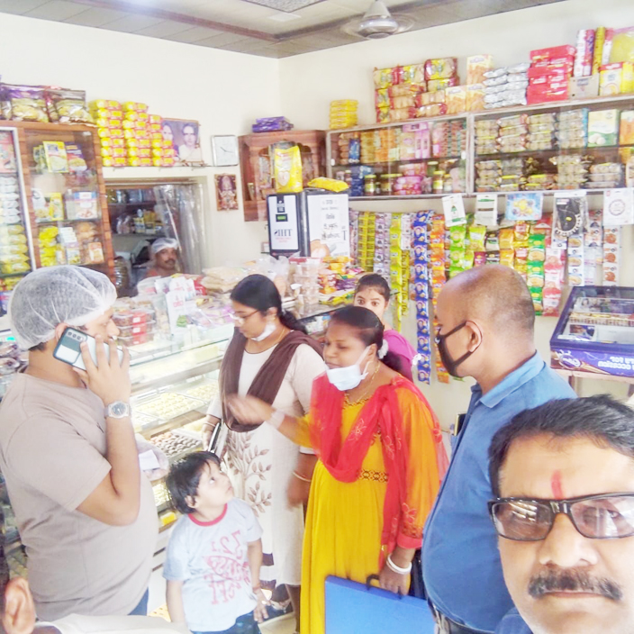 मिठाई दुकानों का निरीक्षण, लिए नमूने, जुर्माना मिठाई दुकानों का निरीक्षण, लिए नमूने, जुर्माना