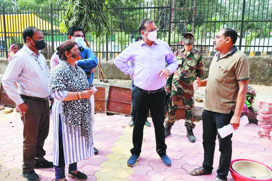 निर्माण की धीमी गति पर ठेकेदार को लगाई फटकार